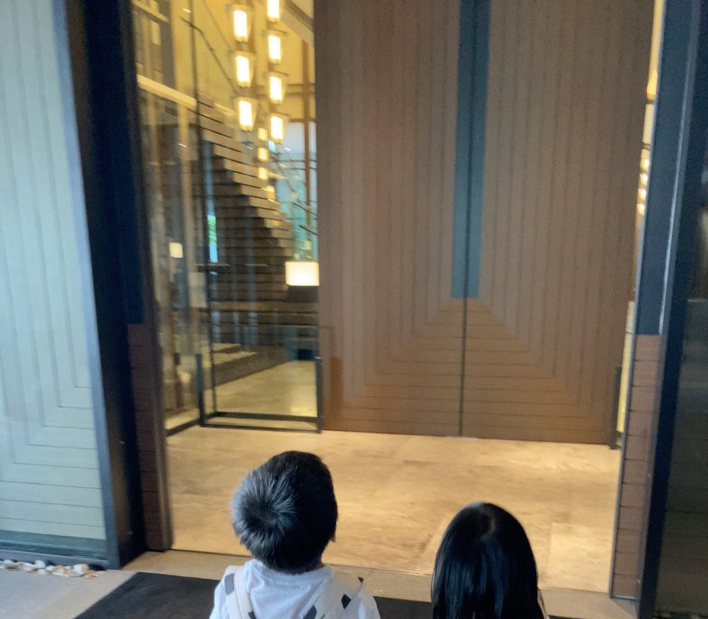 ウォルドーフアストリアの１Fホテル入り口