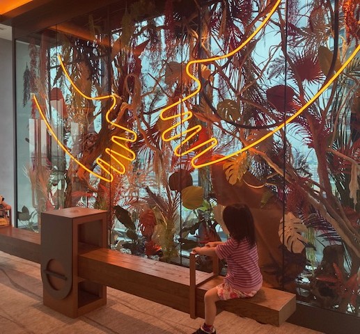 シーソーで遊ぶ様子